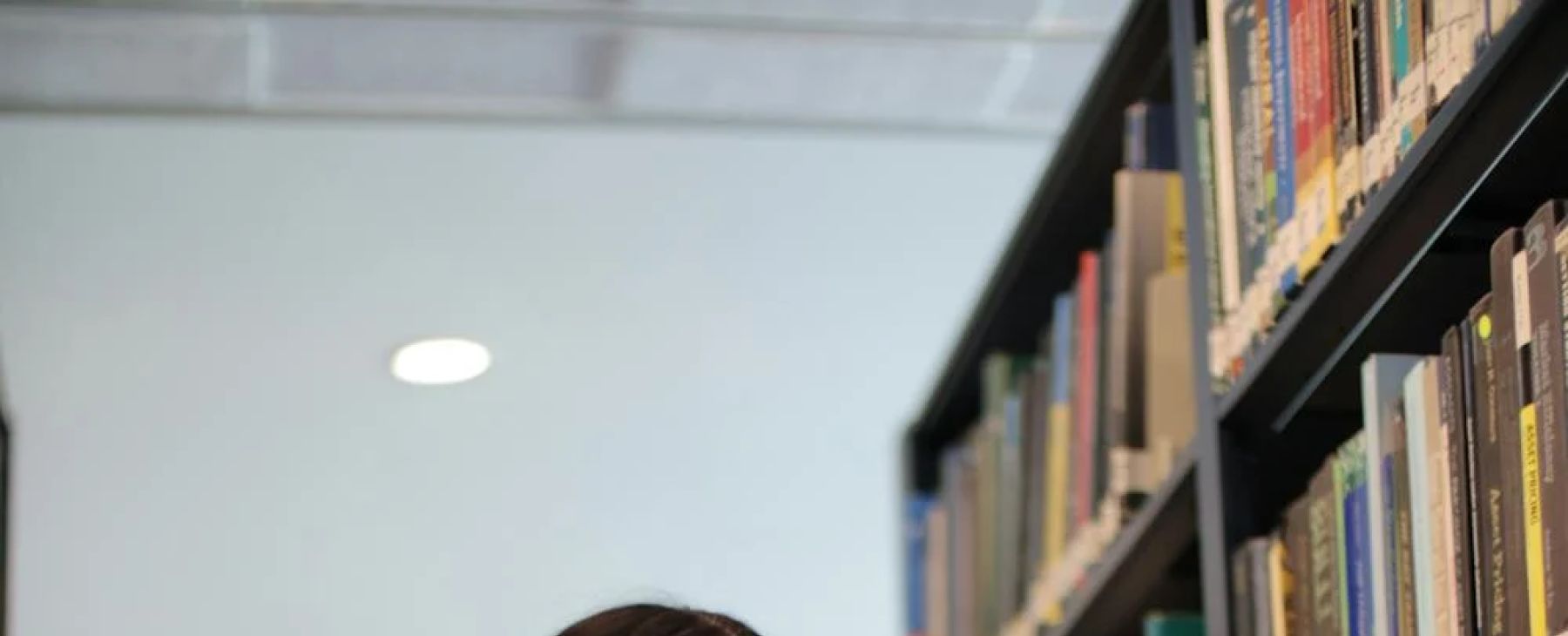 Mujer leyendo un libro